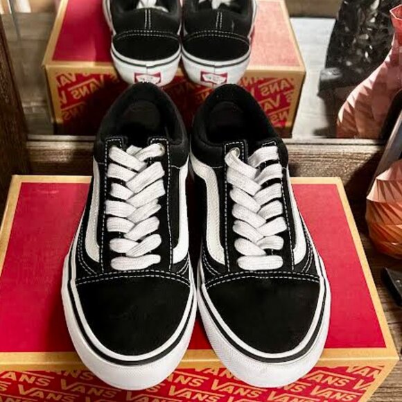 W's 7, M's 5.5, Youth 5.5- Vans Old Skool Pro- Black/White - Picture 3 of 9